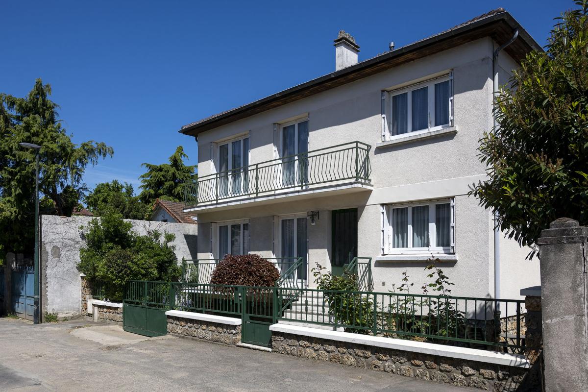 Maison familiale (future ligne Grand Paris) – rue calme et privatisée.